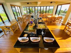 長濱鄉的住宿－海villa胆曼民宿，餐厅内的自助餐桌及其食品