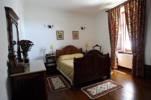 a bedroom with a bed and a dresser and a window at Solar de Chacim - Turismo de Habitação in Chacim +55 photos