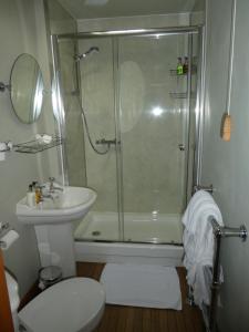A bathroom at Box Bush Bed & Breakfast and Holiday Cottage 