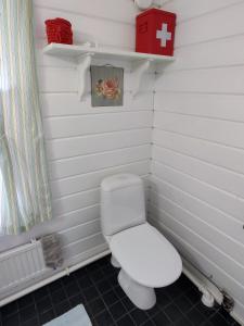 a bathroom with a white toilet in a room at Villa Kotiranta in Jämsä