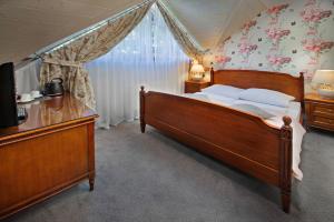 Un pat sau paturi într-o cameră la Hotel Zalesie