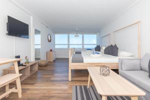 TV a/nebo společenská místnost v ubytování Girasole Apartments
