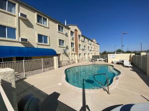 einem Pool vor einem Gebäude in der Unterkunft Americas Choice Inn & Suites in Gila Bend