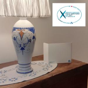 eine blau-weiße Vase auf einem Tisch mit einer Lampe in der Unterkunft Do Ciacole In Relais in Mira
