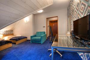 Televízia a/alebo spoločenská miestnosť v ubytovaní Hotel Zalesie