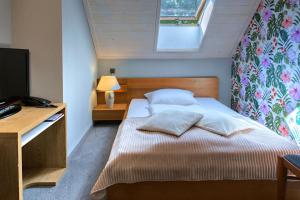 Posteľ alebo postele v izbe v ubytovaní Hotel Zalesie