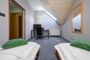 Posteľ alebo postele v izbe v ubytovaní Hotel Zalesie