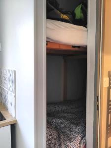 a small closet with a bunk bed in it at Studio fonctionnel 16m2 avec vue panoramique in Puy-Saint-Vincent