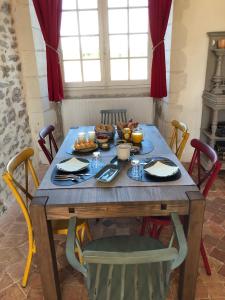 uma mesa de madeira com comida em cima em Château de la Garnison em Orvault