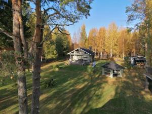 Градина пред Ainola Cottage