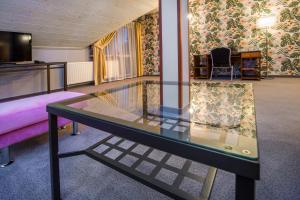 Televízia a/alebo spoločenská miestnosť v ubytovaní Hotel Zalesie
