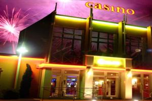 um edifício de casinos com fogo-de-artifício atrás dele em La Corniche em Agon Coutainville
