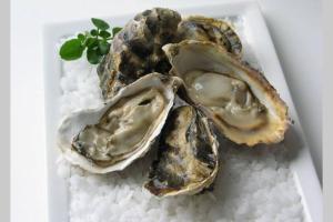 drei Austern auf einer weißen Platte mit Reis in der Unterkunft La Corniche in Agon Coutainville + 16 Fotos