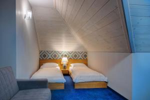 Posteľ alebo postele v izbe v ubytovaní Hotel Zalesie