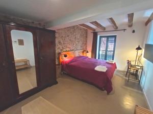 Tempat tidur dalam kamar di Hotel Restaurant Lotus Priorat