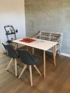 a table with two chairs in a room at Bilderbuchcafe - Ferien Apartment NO 5 - Markt 7 in Havelberg