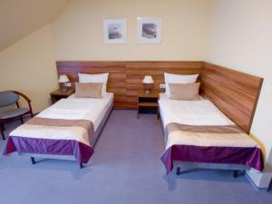Uma cama ou camas num quarto em Zajazd u Dziadka