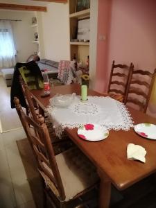 un tavolo in legno con una tovaglia bianca di Noclegi przy kominku a Międzyleś