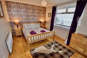 En eller flere senge i et værelse på Jenny's Bay at Loch Goil