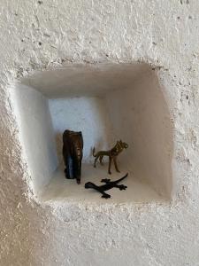 uma figura de um cão e um gato num túnel em Château de la Garnison em Orvault