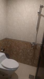 uma casa de banho com um WC e um chuveiro em رميس البخاري em Buraydah