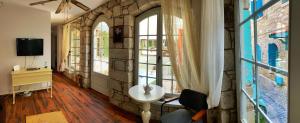 um quarto com um lavatório e uma parede de pedra em Oberj d'Azur Alaçatı em Alacati