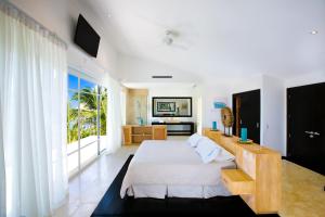 1 dormitorio con cama y ventana grande en Luxury Villa Waterfall with Private Pool, BBQ & Maid, en Punta Cana