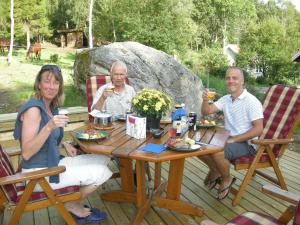 En familj som bor på Finas Torpgård B&K