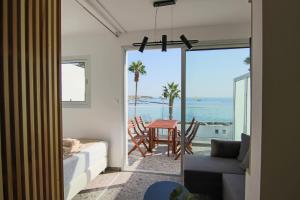 uma sala de estar com vista para o oceano em Phaedrus Living Seaview Modern Flat Lighthouse 52 em Paphos