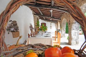 Sa Mola في Bonarcado: غرفة طعام مع طاولة مع الطماطم عليها