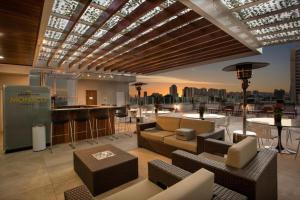 a lobby with a bar and a view of a city at Summit Hotel Monaco in Guarulhos