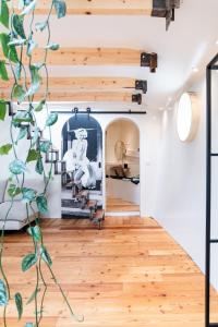 un soggiorno con pavimenti in legno e una scala di B&B Houseboat Amsterdam ad Amsterdam