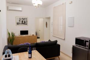 ein Wohnzimmer mit einem Sofa und einem Tisch in der Unterkunft Apartamento - Casa Habanera in Cádiz
