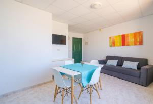 Una televisión o centro de entretenimiento en Apartamentos Moon Dreams Los Lentiscos