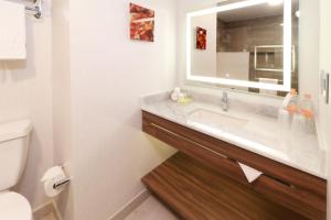 La salle de bains est pourvue d'un lavabo et d'un miroir. dans l'établissement Holiday Inn & Suites - Monterrey Apodaca Zona Airport, an IHG Hotel, à Monterrey