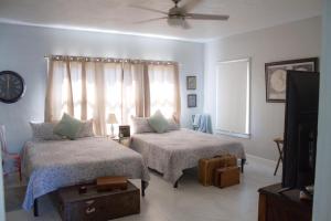 um quarto com 2 camas e uma janela em Spacious and Comfy Suite near MIA - 6G em Miami