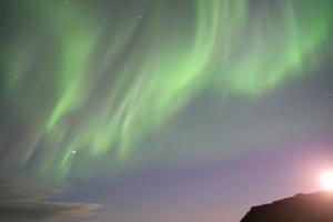 uma imagem das luzes do norte no céu em Puffin Hotel Vík em Vík