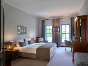 Postel nebo postele na pokoji v ubytování Schloss Hotel Dresden Pillnitz + 37 fotografií
