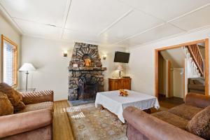 ein Wohnzimmer mit zwei Sofas und einem Kamin in der Unterkunft Bear Creek Resort in Big Bear Lake