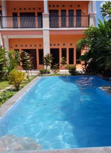 een zwembad voor een huis bij Villa de Owis in Labuan Bajo