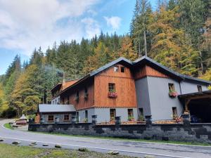 Gedung tempat guest house berlokasi