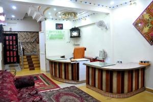een kamer met een bar met een klok aan de muur bij Hotel Vijayshree in Pachmarhī