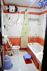 Ett badrum på Hotel Vijayshree