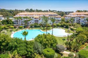 einen Luftblick auf ein Resort mit einem Pool in der Unterkunft Precioso Apartamento Puerto Banus Marbella in Marbella