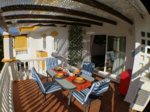 una mesa y sillas en el balcón de una casa en Precioso Apartamento Puerto Banus Marbella, en Marbella