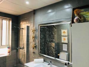 Kúpeľňa v ubytovaní Apartamento a 50 metros de la playa malagueta con vistas al mar + 26 fotografií