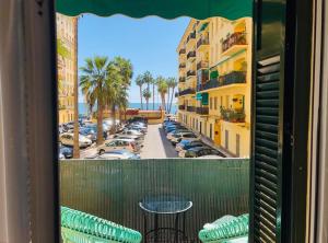 a balcony with a table and a view of a parking lot at Apartamento a 50 metros de la playa malagueta con vistas al mar in Málaga