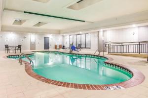 Bazén v ubytování Holiday Inn Express & Suites Longview North by IHG nebo v jeho okolí