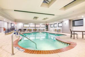 Bazén v ubytování Holiday Inn Express & Suites Longview North by IHG nebo v jeho okolí
