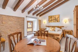 Zimmer mit einem Tisch und einem Bett sowie einem Schlafzimmer in der Unterkunft Can Bodeguita in Binissalem + 18 Fotos